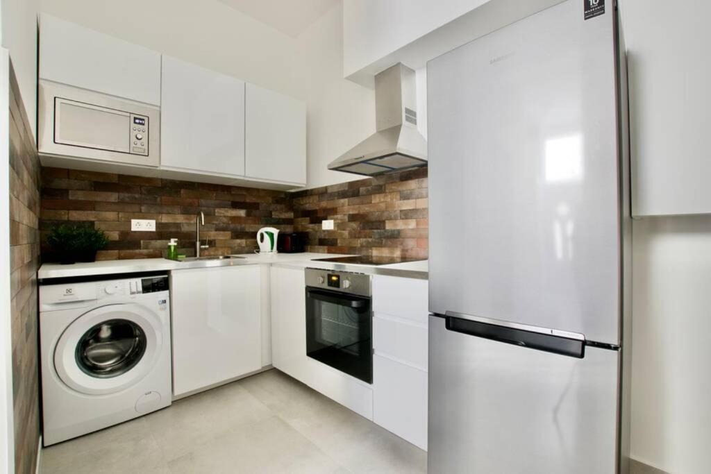 Premium Apartment By Hi5 - Central 3 Bedroom ブダペスト エクステリア 写真