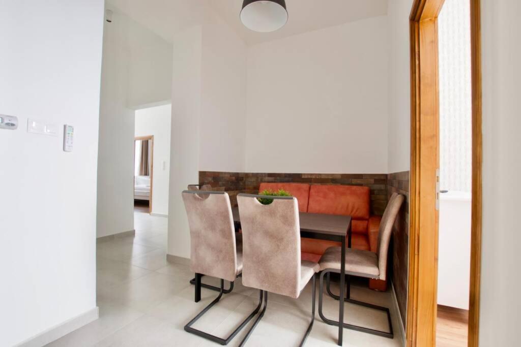 Premium Apartment By Hi5 - Central 3 Bedroom ブダペスト エクステリア 写真