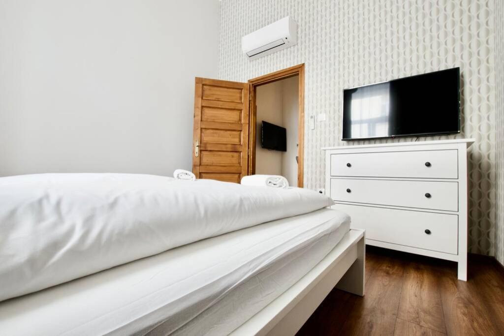 Premium Apartment By Hi5 - Central 3 Bedroom ブダペスト エクステリア 写真