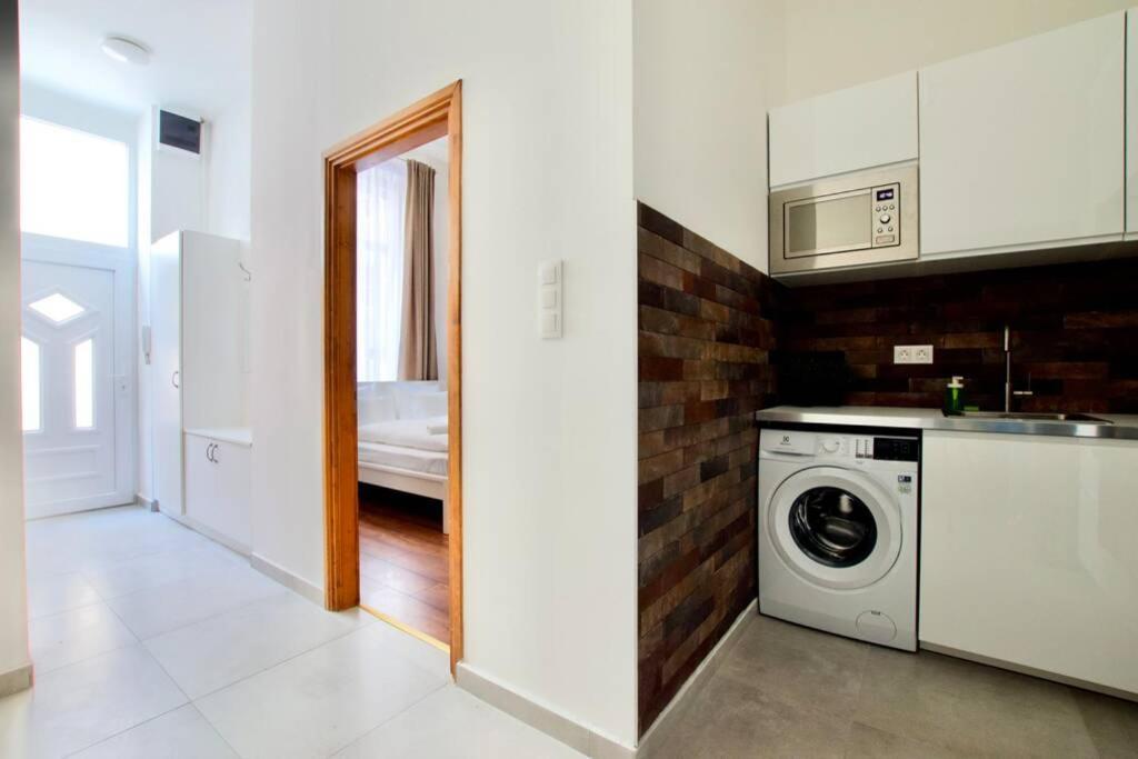 Premium Apartment By Hi5 - Central 3 Bedroom ブダペスト エクステリア 写真