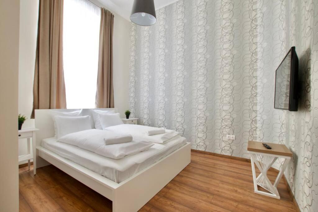 Premium Apartment By Hi5 - Central 3 Bedroom ブダペスト エクステリア 写真