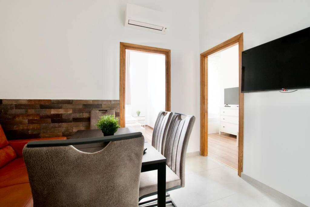Premium Apartment By Hi5 - Central 3 Bedroom ブダペスト エクステリア 写真