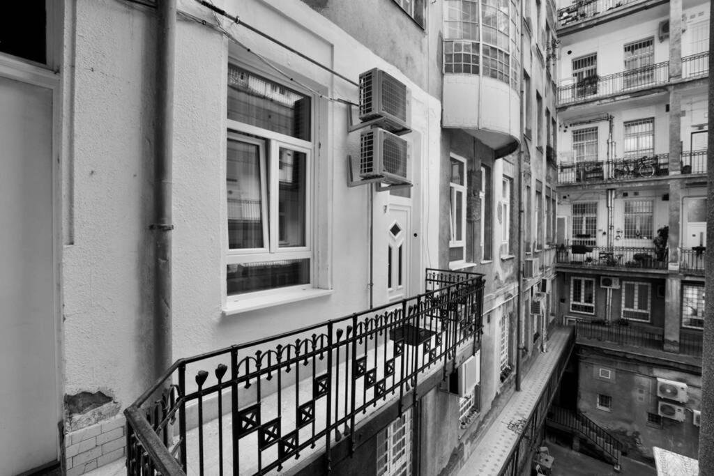 Premium Apartment By Hi5 - Central 3 Bedroom ブダペスト エクステリア 写真