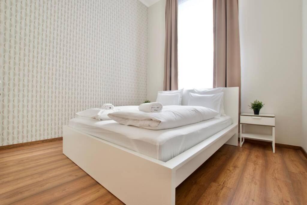 Premium Apartment By Hi5 - Central 3 Bedroom ブダペスト エクステリア 写真