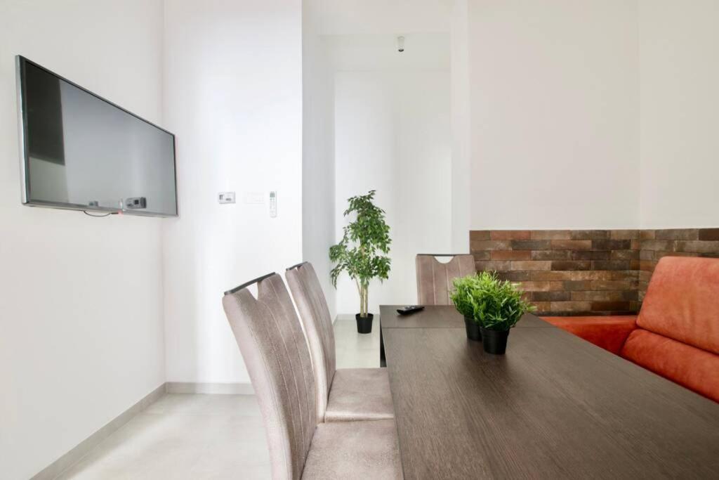 Premium Apartment By Hi5 - Central 3 Bedroom ブダペスト エクステリア 写真